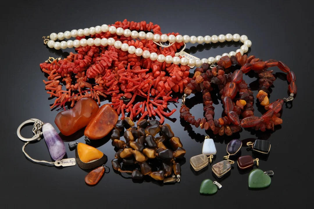 Samling kæder m.m., bl.a. rav, koraller, ametyst — Jewellery/Necklaces, pendants — Lauritz