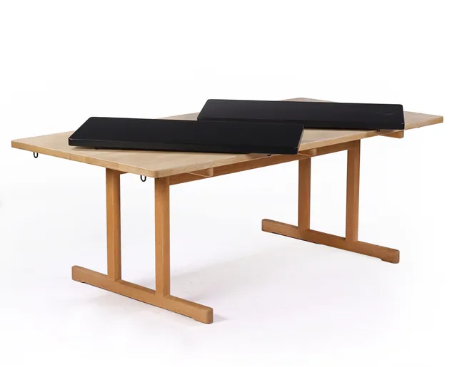 Børge Mogensen. 'Shaker' dining table made of oak with two extension leaves, model 6286 (3)