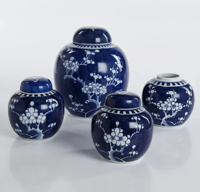 BOJANER, med lock, 4 stycken, Kina, 1900-talets andra hälft, dekor av prunus i blåvit underglasyr.