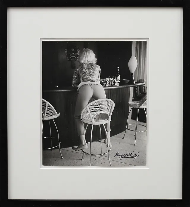 GEORGE BARRIS. Vid bardisken, fotografi, signerad.