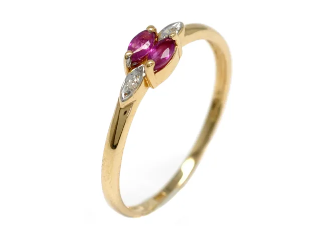 RING, 18K guld, rubin, 2 åttkantslipade diamanter ca 0,01 ctv, stl 17,5 mm, vikt 1,6 g.