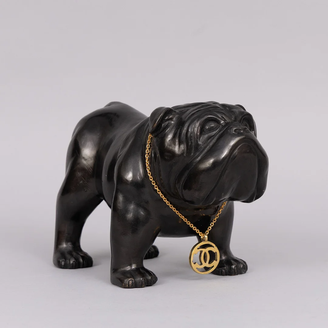 ANDREAS WARGENBRANT. "Super Star Bulldog", patinerad brons, signerad. — Sculptures & Bronzes — Garpenhus Auktioner