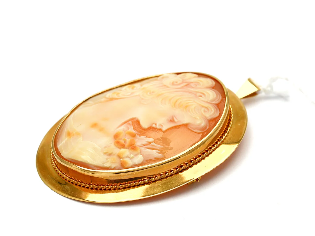 Hänge/Brosch med camé L:6cm B:4,5cm 18K 15,4g — Smycken/Hänge — Kaplans