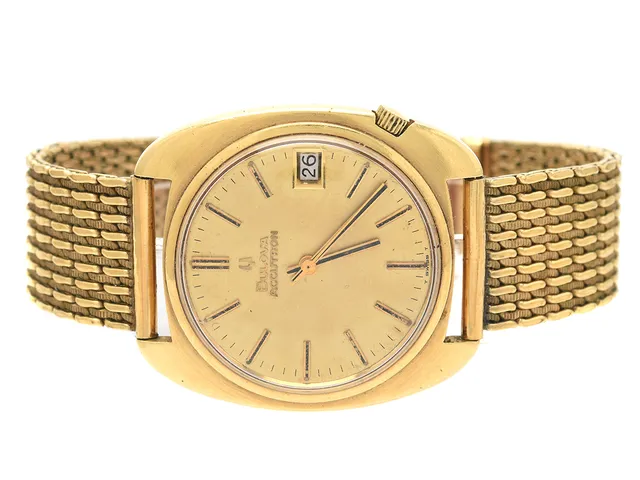 BULOVA, Accutron, electronic (stämgaffel), 35,5mm (40mm), herrur, 18K guld, Boettnr: 1-813487 / M9 = 1969, plexiglas, datum, små repor, skadad urtavla, armband gulmetall.
