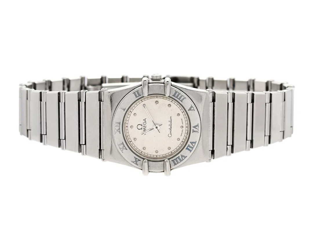 OMEGA, Constellation, Cal 1450, Serie nr. 46831579, Ref nr. ST 795.0876, Boett nr. 595.0055 / 795.0836, damur, 22,5 mm, stål, quartz, safirglas, skadad urtavla, integrerad originallänk, viklås, Ref nr. 6104/081, ca 1984, box. — Klockor/Omega — Kaplans
