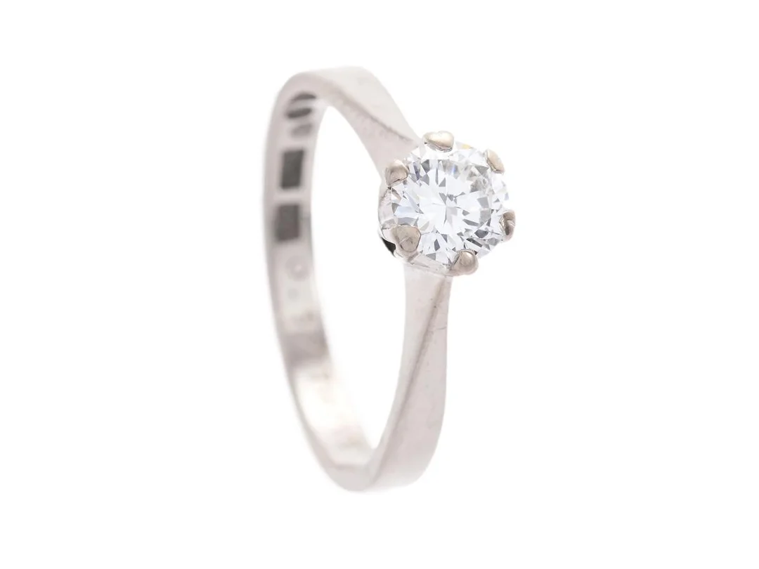 ENSTENSRING, 18K vitguld, briljantslipad diamant 0,52 ct enligt gravyr, TW/VS enligt gravyr, stl 16,75 mm, vikt 3,2 g, i behov av rodinering. — Smycken/Enstensring — Kaplans