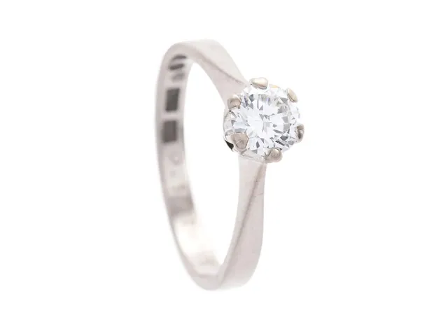 ENSTENSRING, 18K vitguld, briljantslipad diamant 0,52 ct enligt gravyr, TW/VS enligt gravyr, stl 16,75 mm, vikt 3,2 g, i behov av rodinering.