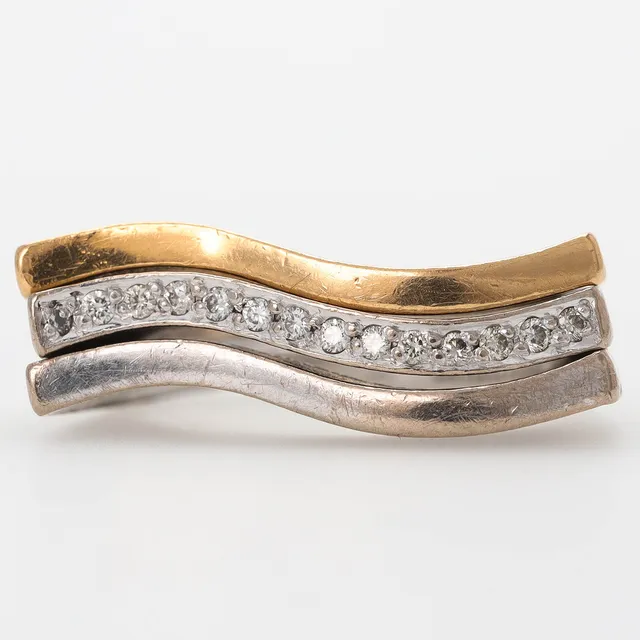 THERESIA HVORSLEV. 3-delad ring, 18k guld med diamanter, "Vågspel".
