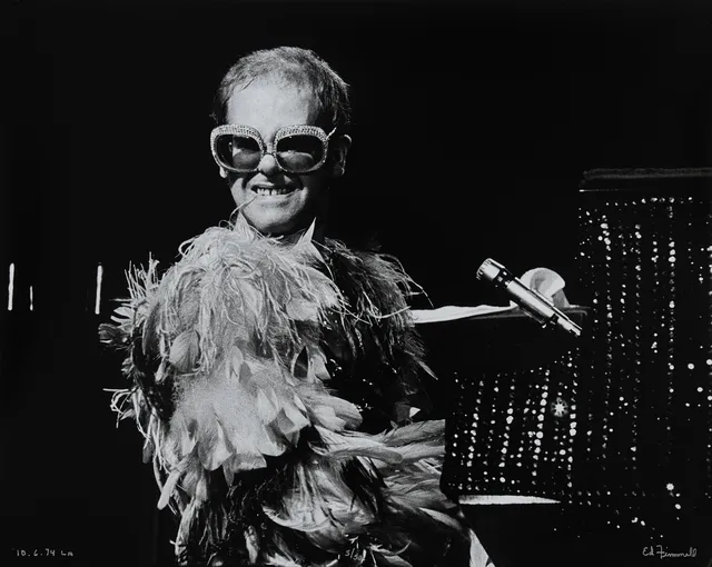 ED FINNELL (USA/Sverige, född 1956): Sir Elton John, "Goodbye Yellowbrick Road Tour", Los Angeles, 6 oktober 1974, signerad Ed Finnell, numrerad 5/50.