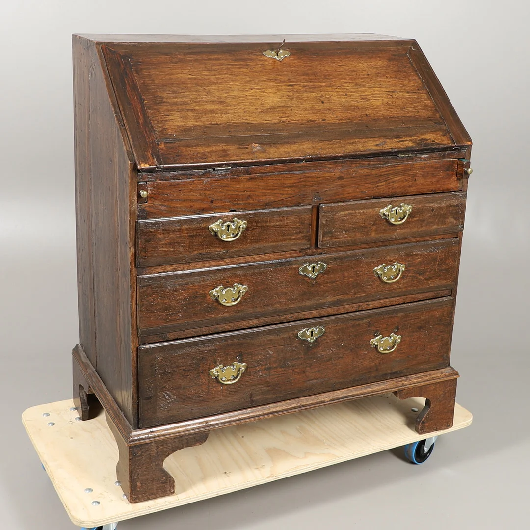 A GEORGE III OAK BUREAU. — Other — Lawrences Auctioneers
