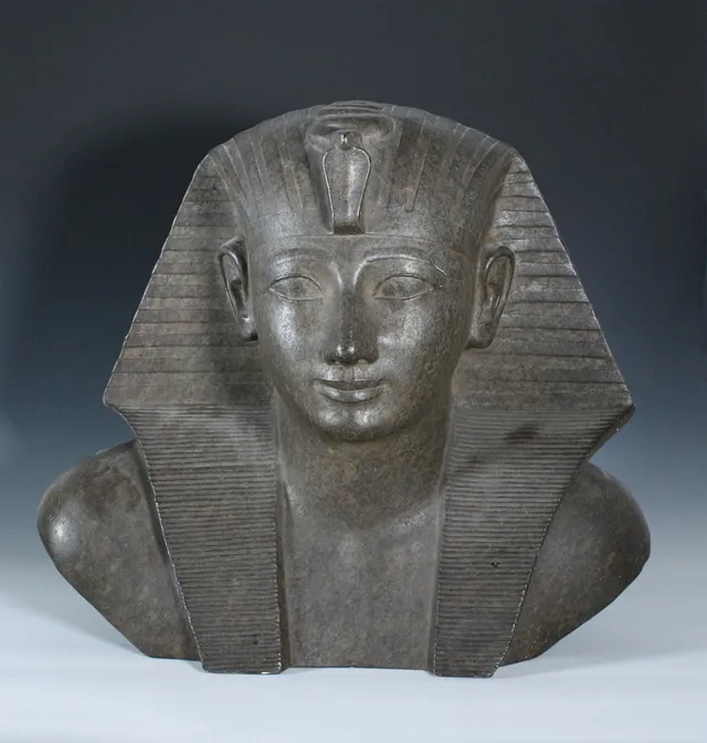 'Tutanchamun', Skulptur/ Büste, massiver Gipsguss.