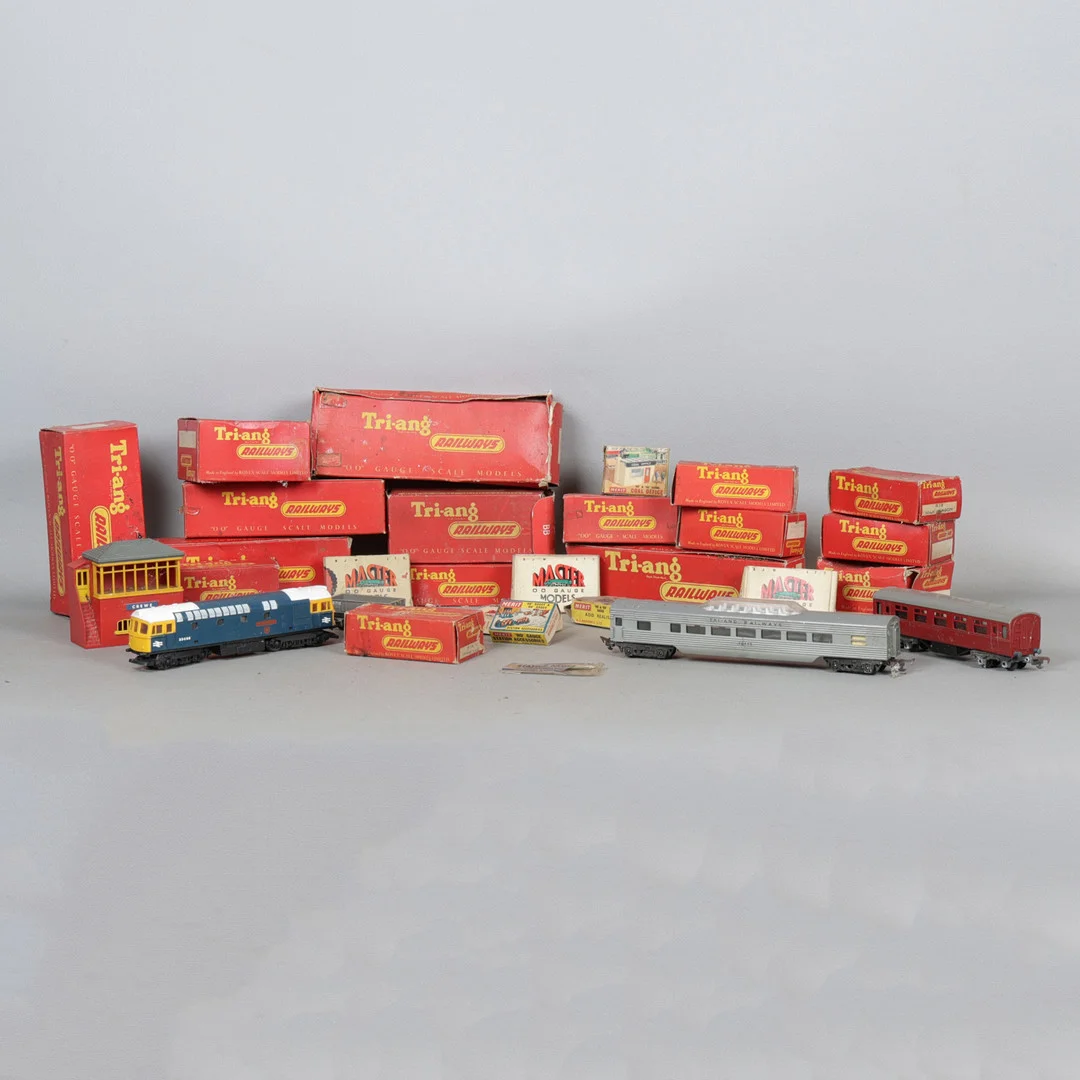 A COLLECTION OF TRI-ANG OO GAUGE MODEL RAILWAY (QTY). — Model railways — Bishop & Miller