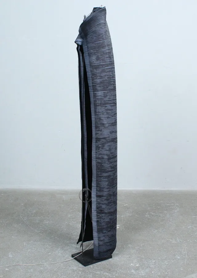 INGO MAURER. Stehleuchte Modell Babadul aus der MaMo Nouchies Serie, Entwurf 1998, Metall, Draht, Papier.