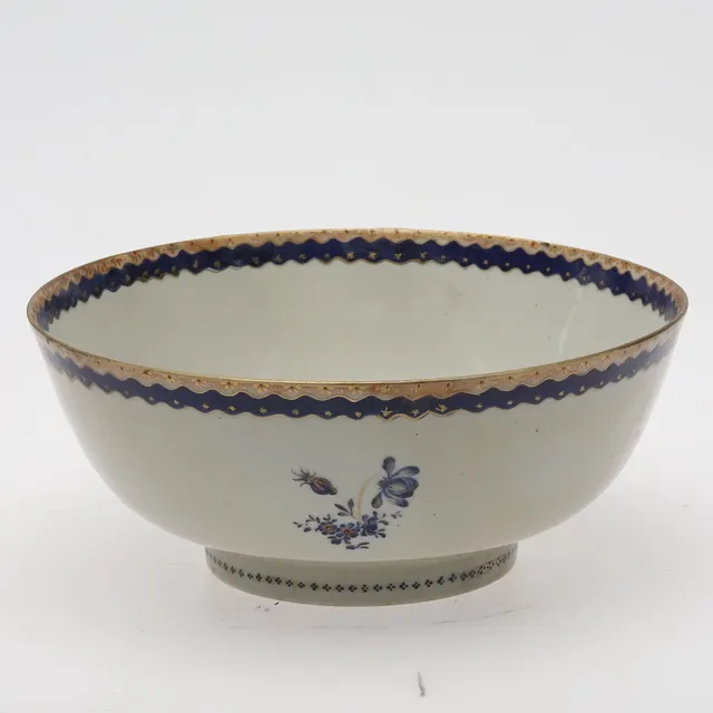 BÅLSKÅL. Porslin, Kina, europeiserande dekor av blomster, 1800-tal.