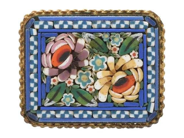 BROSCH, metall, micromosaik, längd 31 mm.