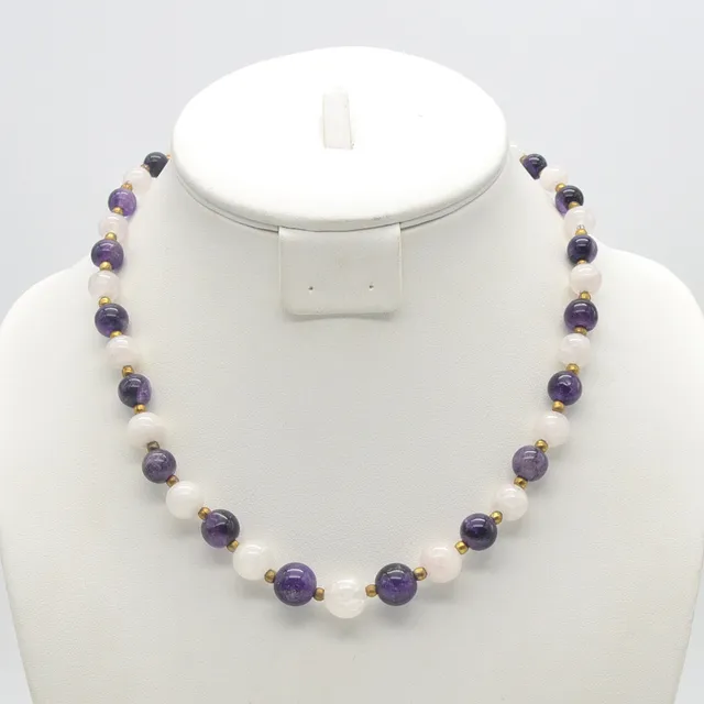 AMETHYST UND BERGKRISTALL, VERGOLDETE METALLPERLEN, VERGOLDETER SCHRAUBVERSCHLUSS, VINTAGE, CA. 42 CM.