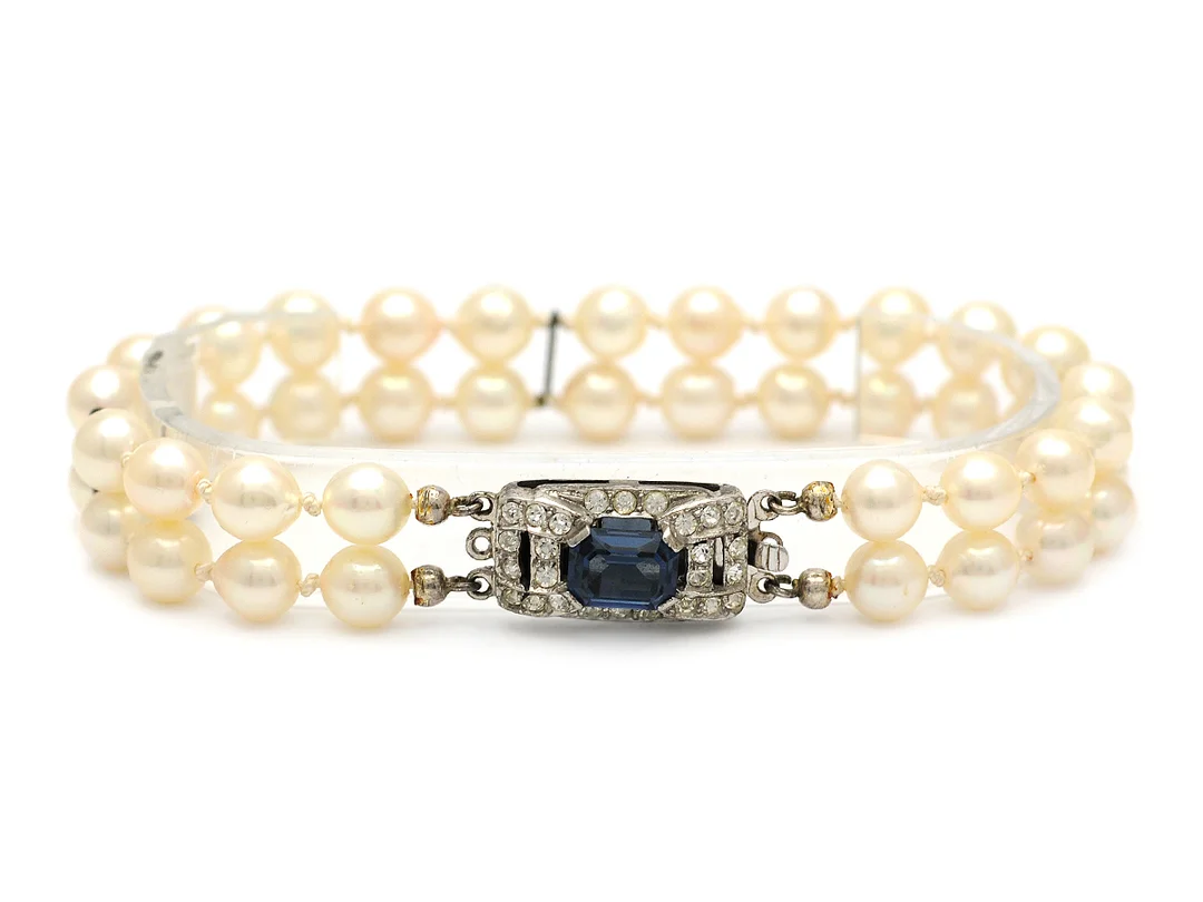ARMBAND, 2-radigt, odlade pärlor ca 6 mm, lås i silver med glasstenar, längd 19,5 cm. — Smycken/Armband — Kaplans