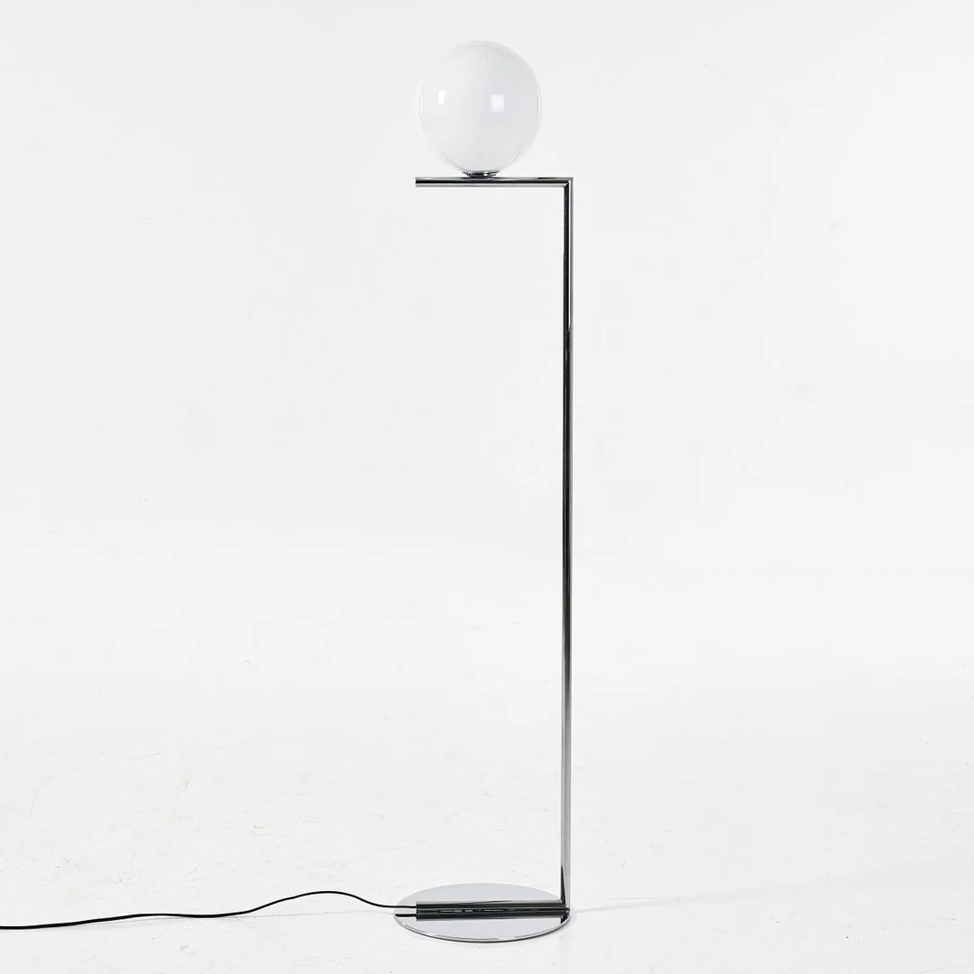 MICHAEL ANASTASSIADES. "IC Lights F1" golvlampa, för Flos, Italien, samtida, stomme i kromat stål, med kupa i opalglas. — Floor lights — Stockholms Auktionsverk Magasin 5