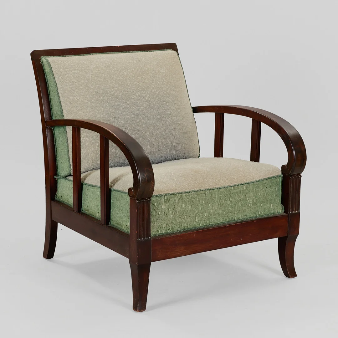 Lænestol af bejdset bøg med løse hynder betrukket med møbelstof, ca. 1950'erne. — Armchairs & Chairs — Palsgaard Kunstauktioner