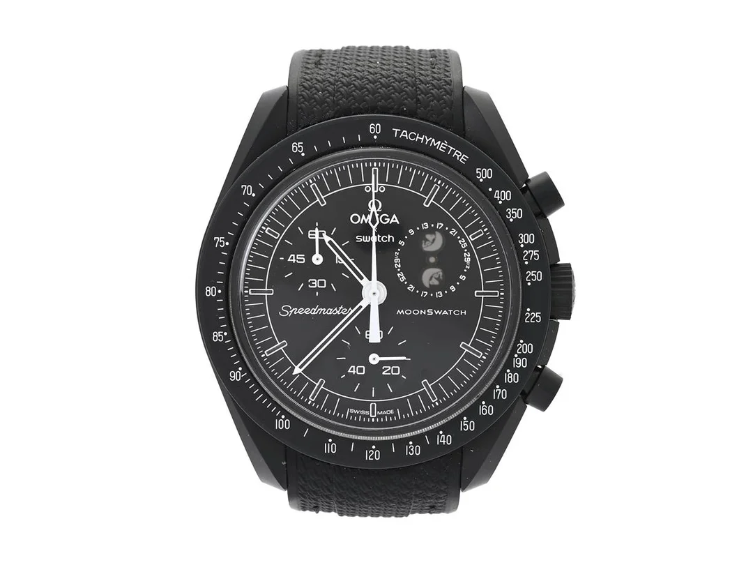 SWATCH/OMEGA, MoonSwatch, Mission to MoonPhase, Ref nr. SO33B700, kronograf, herrur, 42 mm, bioceramic, quartz, plexiglas, Velcro-band, gummiband, cert, november 2025, box, ytterkartong. — Klockor/Swatch — Kaplans