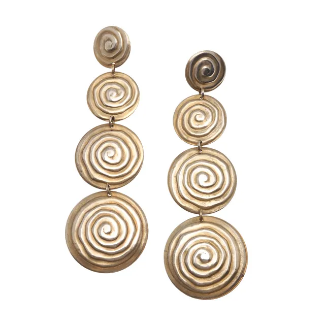 A PAIR OF SILVER GILT DROP EARRINGS.