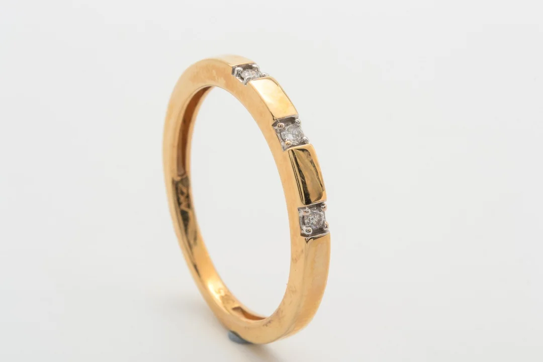 Ring med 3 brillanter, ca. 0.05 ct. 14 kt. guld, str. 56 — Jewellery/Rings — Lauritz
