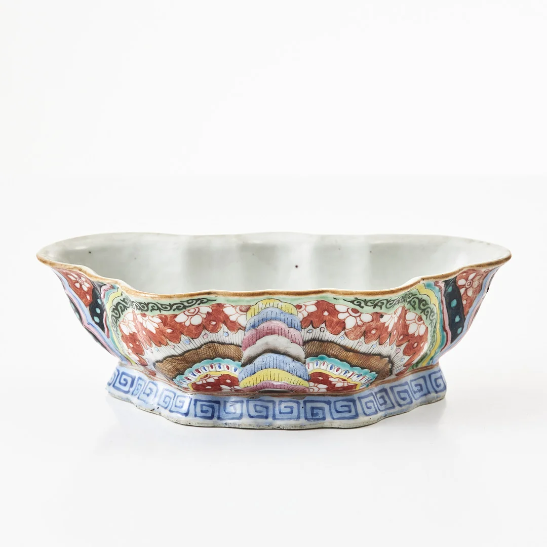 SKÅL, porslin, Kina, Guangxu (1875-1908), fjärilsformad samt med dekor av fjäril i emaljfärger, järnoxid och sepia, sigillmärke. — Ceramics & Porcelain — Stockholms Auktionsverk Magasin 5