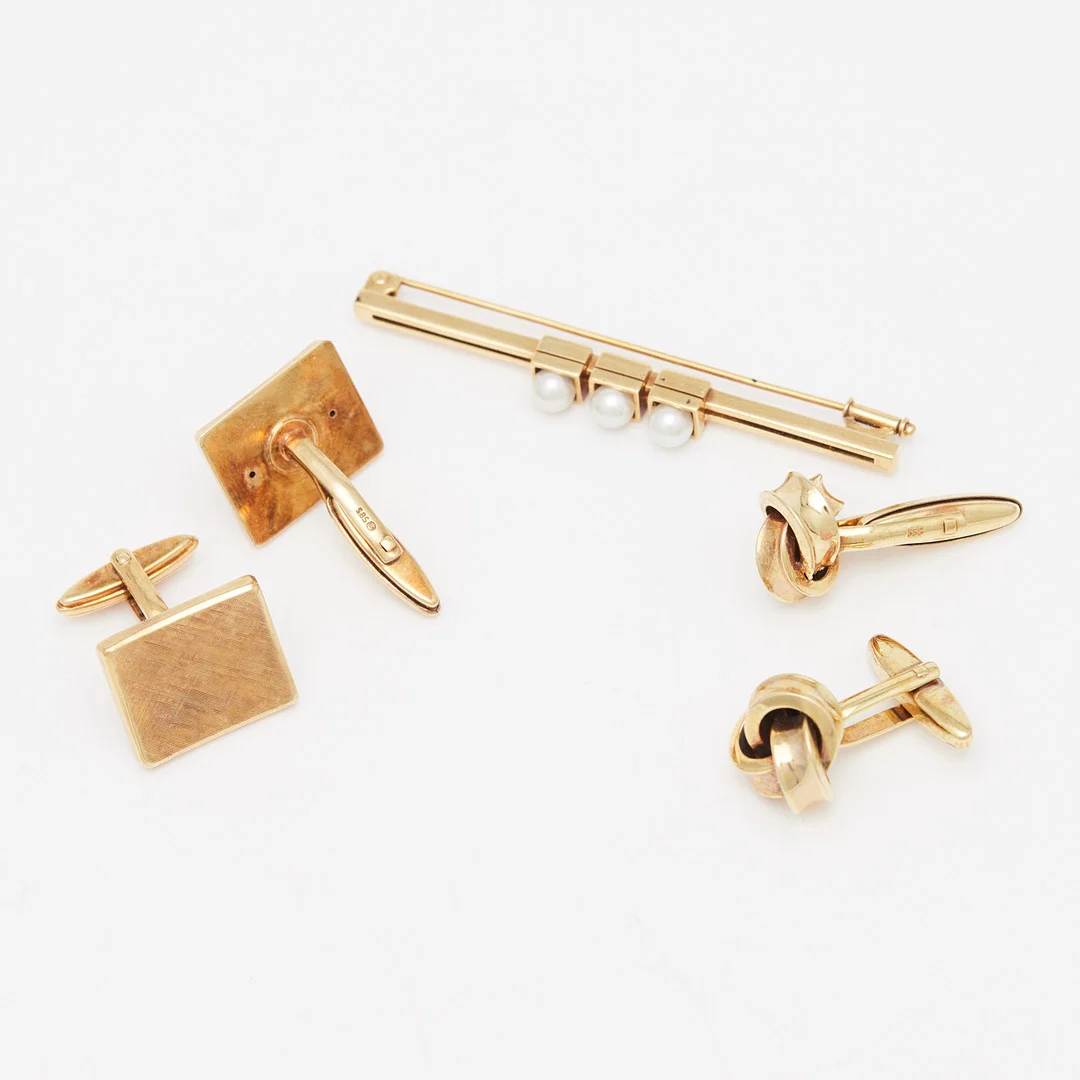 Manschettenknöpfe und Brosche, 333er, 585er Gelbgold (teilweise Schaumgold) (3). — Cufflinks & Tie Pins — Stockholms Auktionsverk Köln