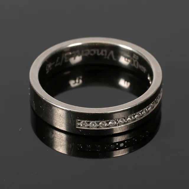 RING, Titanium, med 15 cubic zirkoner, Schalins, Östersund. 2000-tal. Bruttovikt 2,6 gram.