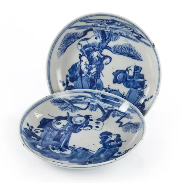 FAT, 2 stycken, Kina, sen Qing (1644-1912), porslin med dekor av figurscener i trädgårdslandskap i blåvit underglasyr.