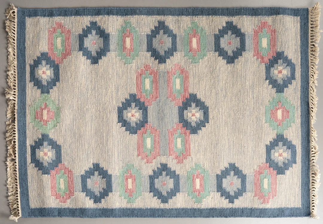 MATTA, röllakan, osignerad, 141x200cm. — European Carpets & Textiles — Norrlands Auktionsverk
