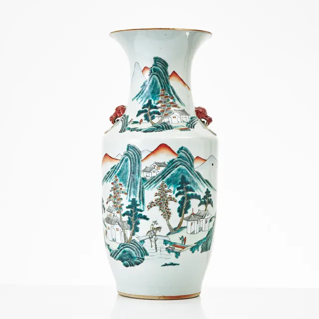 VAS, porslin, Kina, 1900-tal, balusterformad, med hänklar, polykrom dekor av figurer i bergslandskap, kalligrafi, sigillmärke.