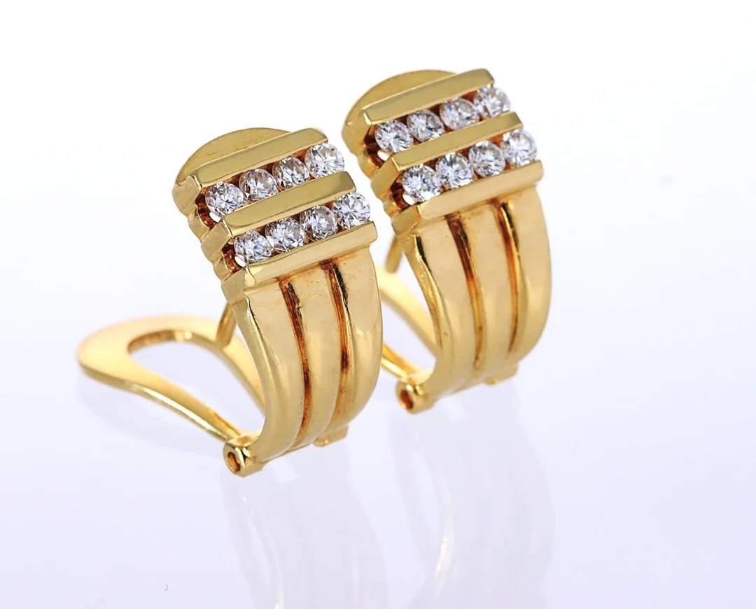 Et par brillantørestikker af 18 kt. guld, i alt ca. 0.60 ct. (2) — Jewellery/Earrings — Lauritz