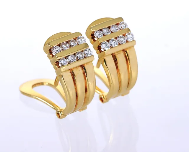 Et par brillantørestikker af 18 kt. guld, i alt ca. 0.60 ct. (2)
