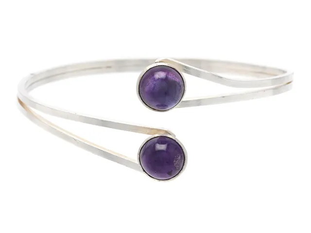 ARMRING, silver, 2 cabochonslipade ametister, Martin Öhman, Lycksele 1966, innermått ca 19,5 cm, vikt 16,6 g, inneslutningar som når ytan.