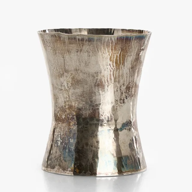 OWE JOHANSSON (född 1939). Bägare, sterlingsilver, hamrad yta, Stockholm 1970.