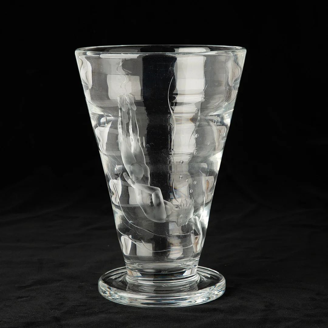 VICKE LINDSTRAND. Vas, "Pärlfiskaren", Optikblåst glas, Orrefors, signerad och numrerad. — Art glass — Stockholms Auktionsverk Göteborg