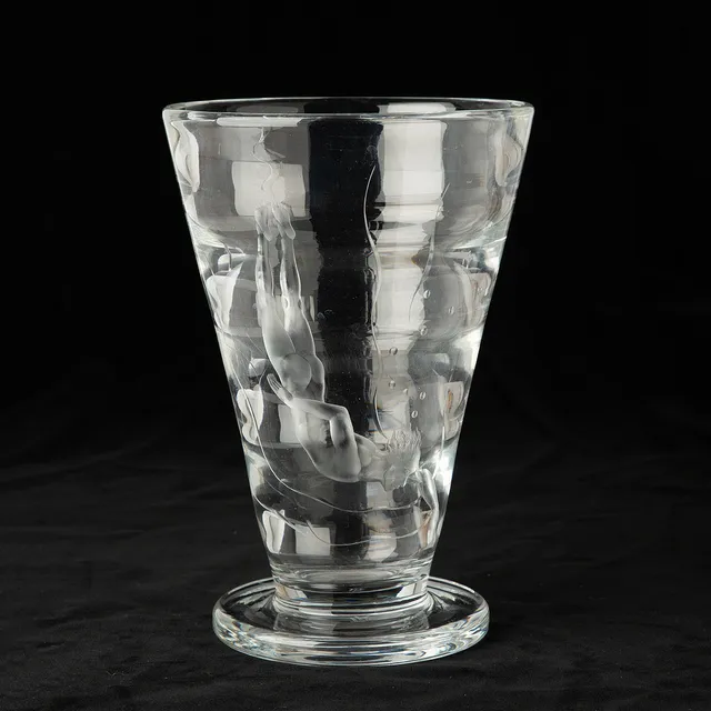 VICKE LINDSTRAND. Vas, "Pärlfiskaren", Optikblåst glas, Orrefors, signerad och numrerad.