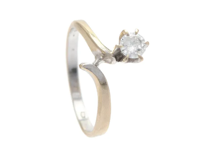 ENSTENSRING, 14K vitguld, briljantslipad diamant ca 0,30 ct ca TW/P men skadad, stl 17,5 mm, vikt 2,3 g.