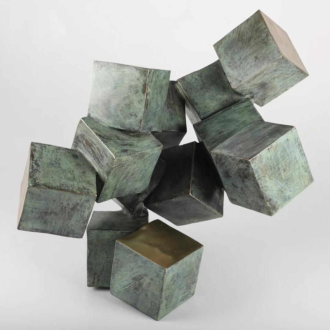 ANDREAS WARGENBRANT. Skulptur, "Cubes II", grönpatinerad brons, brickmärkt och handsignerad. — Sculptures & Bronzes — Helsingborgs Auktionskammare