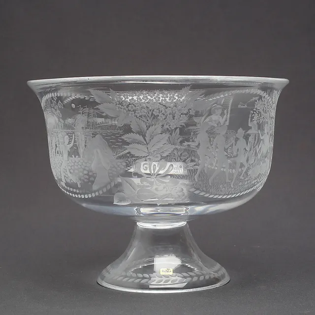 LISA BAUER. Skål på fot, glas, Årsskål till Evert Taube minne, Kosta, signerad, numrerad 68/175, daterad 1978.