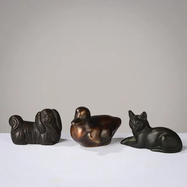 SVEND LINDHART (1898-1989). Samling af tre bronzeskulpturer forestillende and, kat og pekingeser, Brdr. Grage Bronzestøberi, Danmark, 1900-tallets midte, (3).