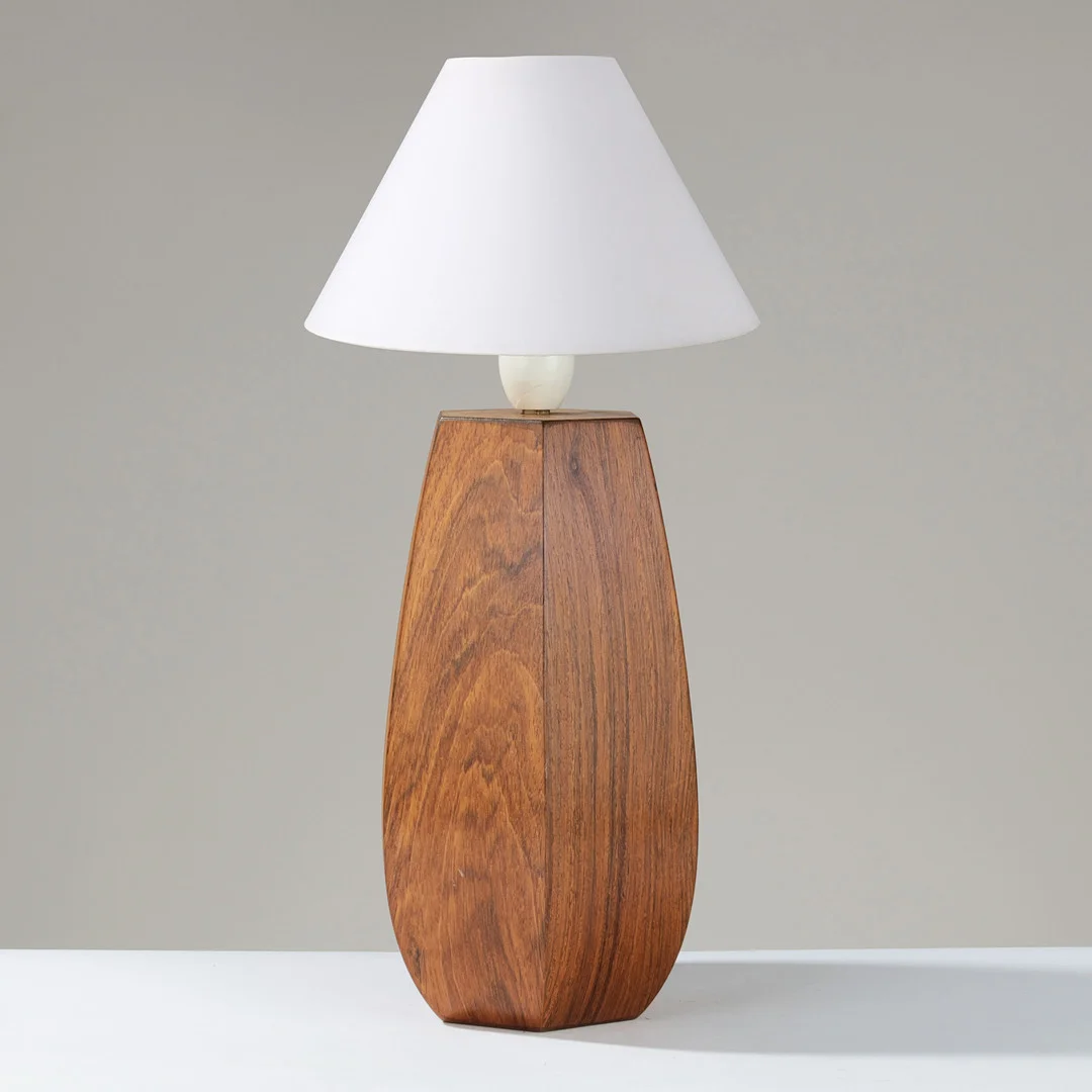 Sekskantet bordlampe af palisanderfiner, Skandinavien, 1900 tallets anden halvdel. — Table Lamps — Palsgaard Kunstauktioner