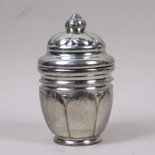LOCKURNA, tenn, Dansk Kunst Tin, 1900-talets första hälft.