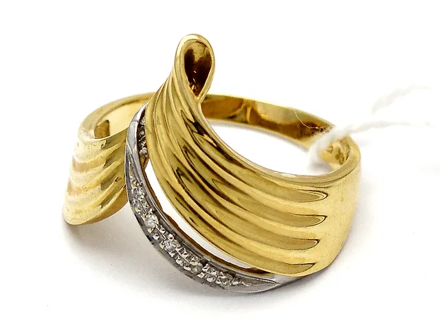 Ring 18K 4,8g Ø18½,något skev, med åttkantslipade diamanter 5xca.0,005ct