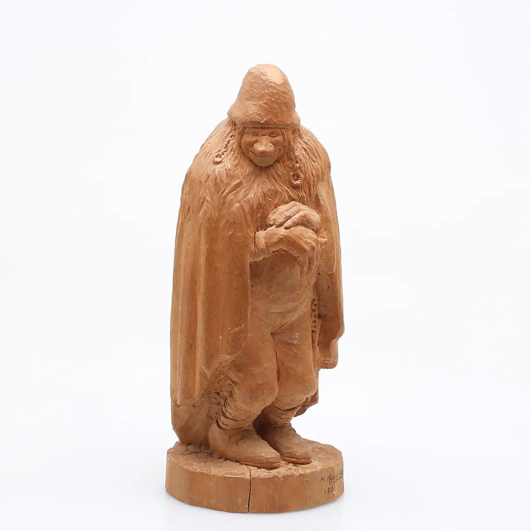 OIDENTIFIERAD KONSTNÄR. Skulptur i trä, efter John Bauer, stående troll. — Sculptures & Bronzes — Garpenhus Auktioner