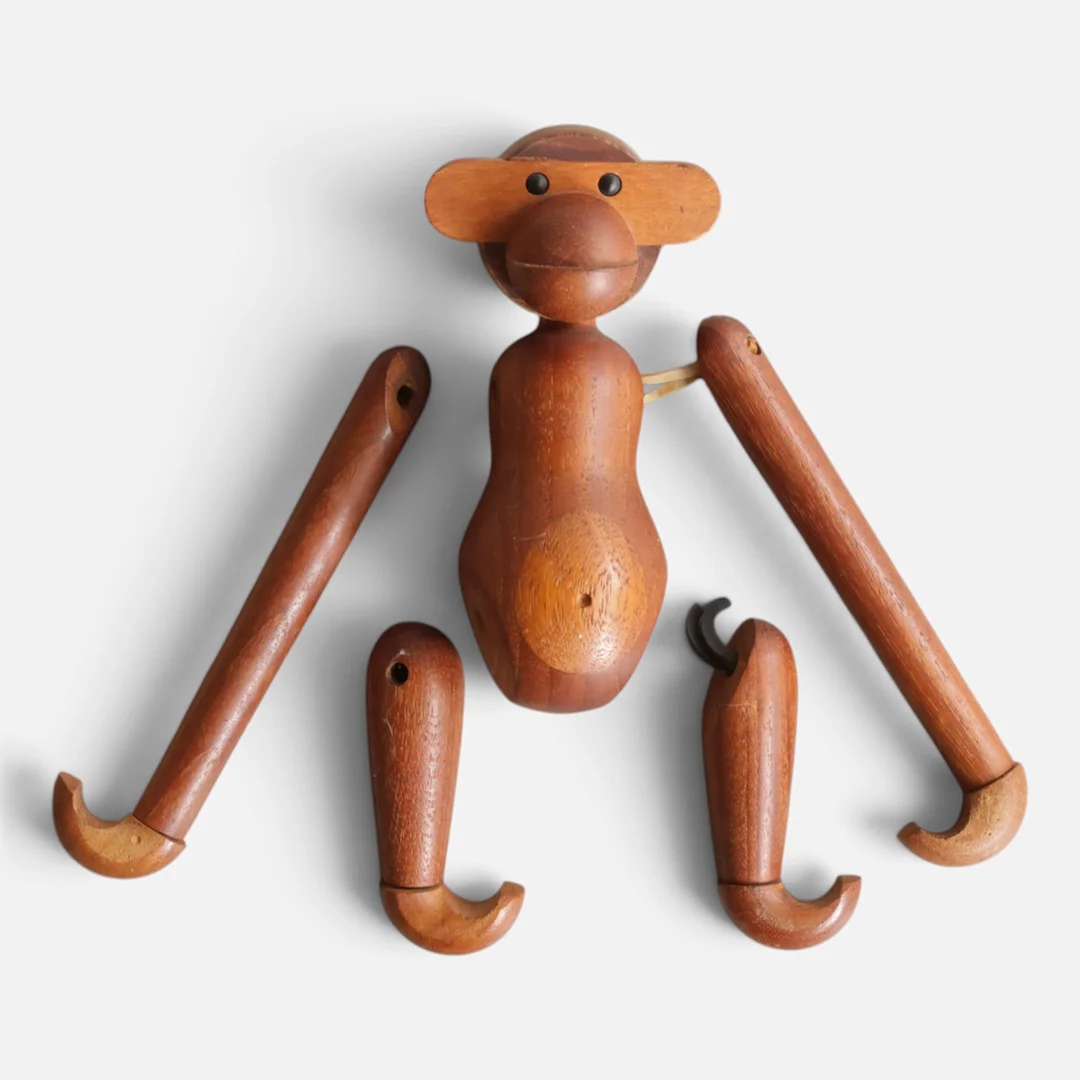 KAY BOJESEN. Ældre abe figur af patineret teak og limbatræ. Ene pote stemplet 'Copyright', den anden 'Kay Bojesen, Denmark'. — Toys — Woxholt Auktionshus