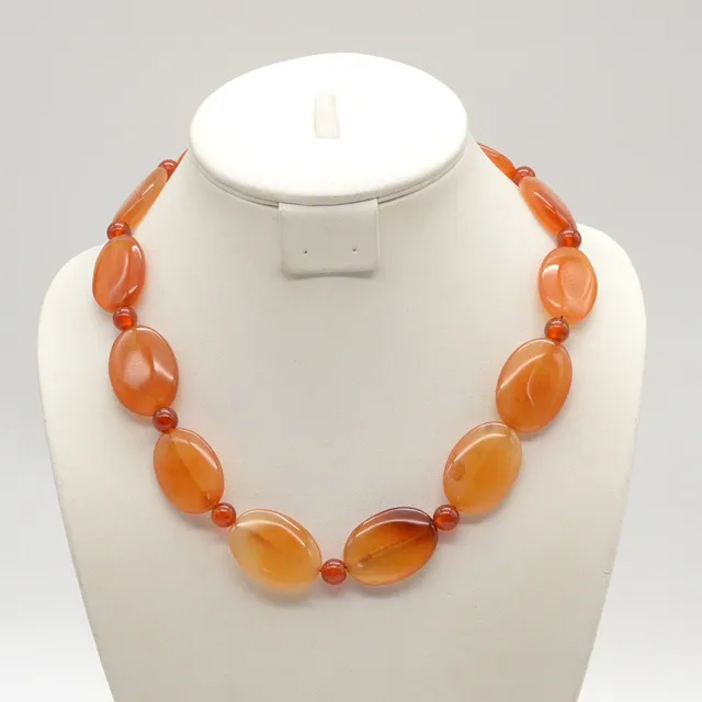 DESIGNERCOLLIER AUS KARNEOL, UNLESERLICHE MEISTERPUNZE, OVALE UND RUNDE PERLEN, POLIERTE OBERFLÄCHE, VERSILBERTER VERSCHLUSS, 20. JAHRHUNDERT.