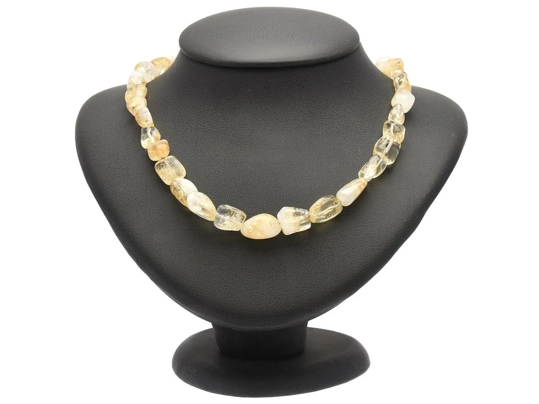 COLLIER, kulor av krackelerad kvarts, trädd på vajer, längd ca 60 cm. — Smycken/Collier — Kaplans