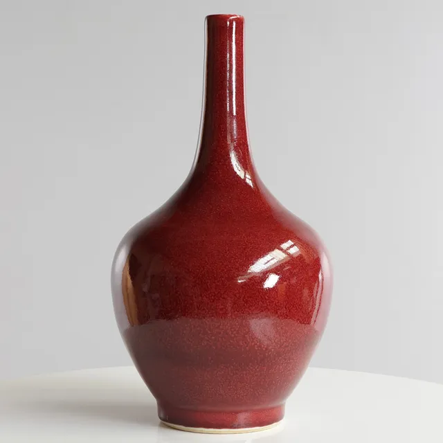 Kinesisk vase med høj slank hals, dekoreret med okseblodsglasur. Signeret i bunden. Kina, 19/20. årh.